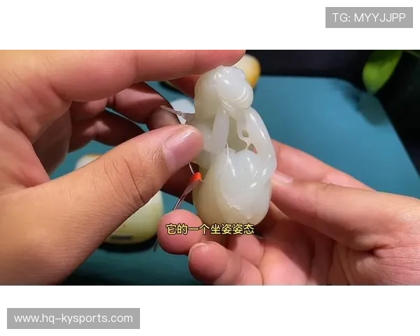 球员进球后从袜子里掏出新疆和田玉，雕成“球王”印章盖在球上